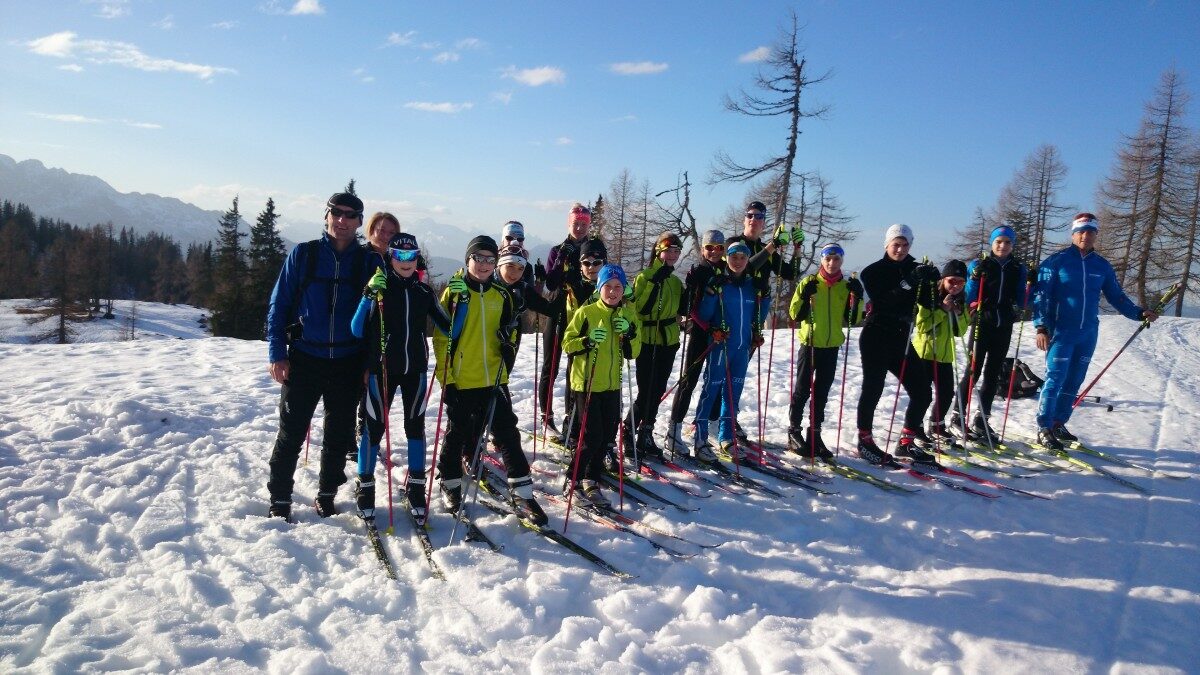Beitragsbild: Biathleten und Skilangläufer auf Schnee