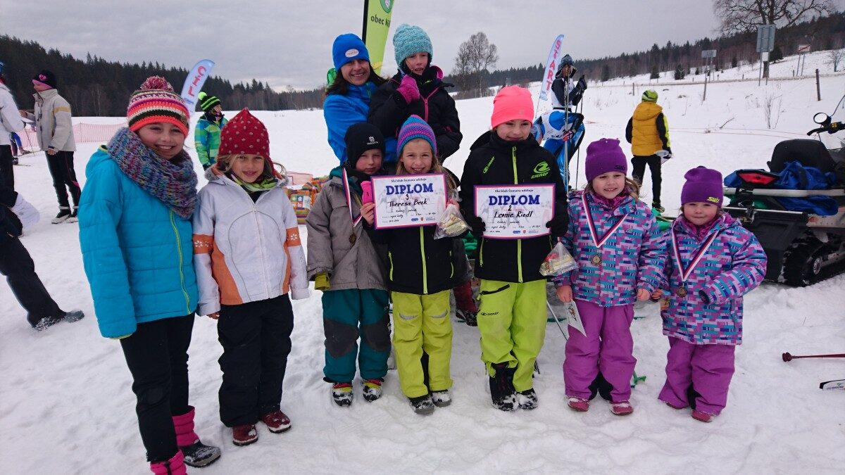 Beitragsbild: Acht Grafenauer Langläuferinnen beim „Kvildský pašerák“ in Kvilda/Tschechien