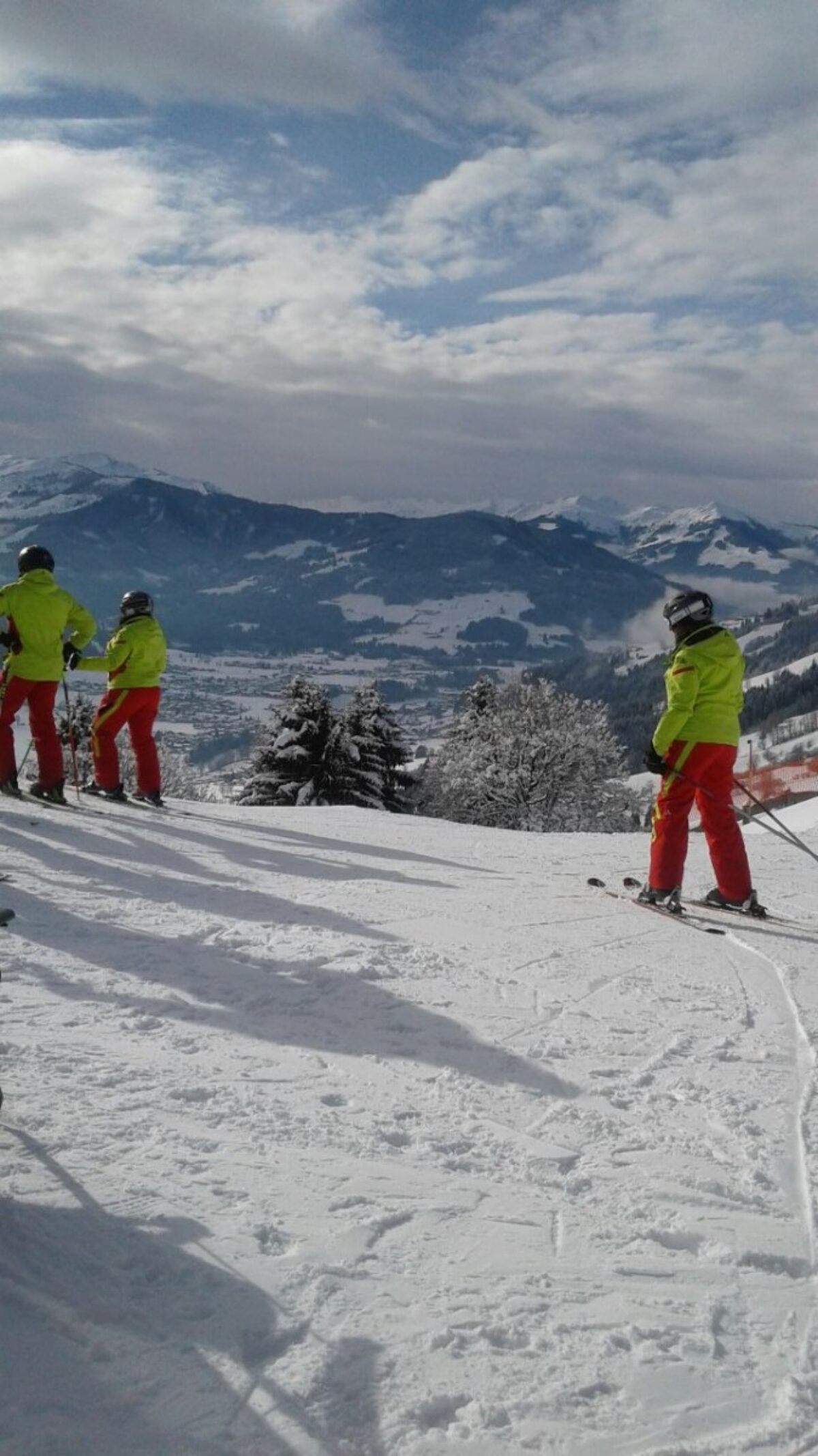 Beitragsbild: Anprobe neuer Skianzüge