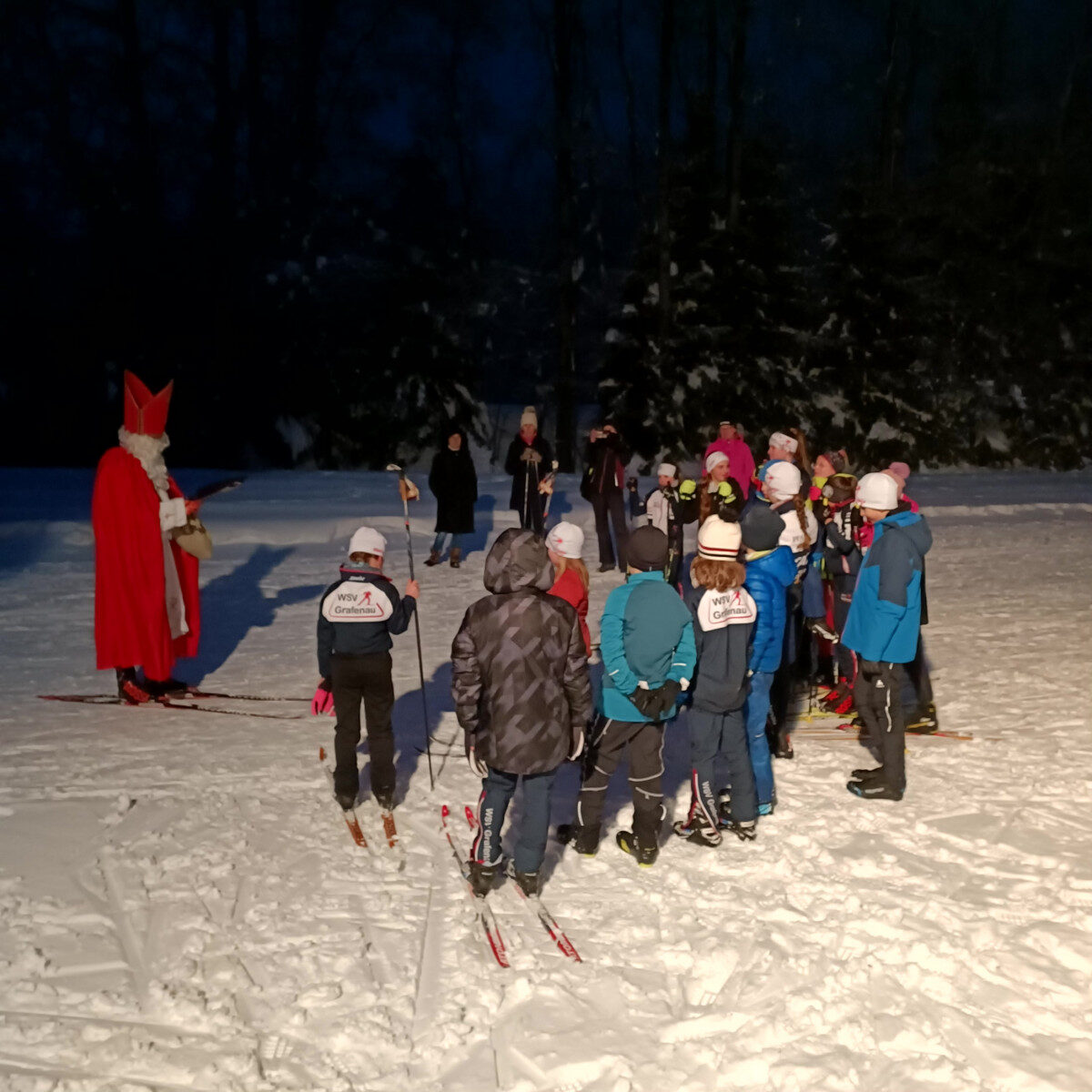 Beitragsbild: Nikolaus besucht Biathleten und Langläufer