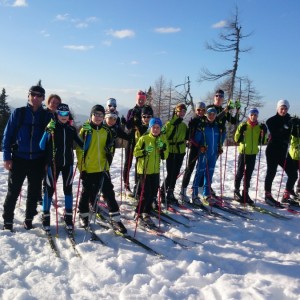 Biathleten und Skilangläufer auf Schnee