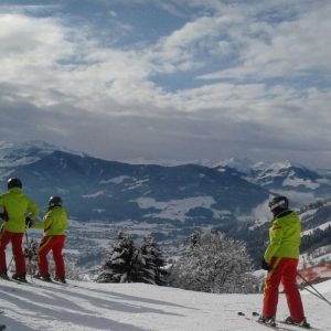 Anprobe neuer Skianzüge